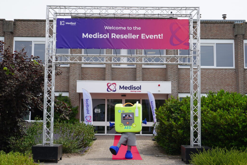 medisol zoll aed 3 mascotte pak bij rode loper